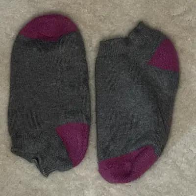 Graue Ankle-Socks mit pinke Zehen & Ferse