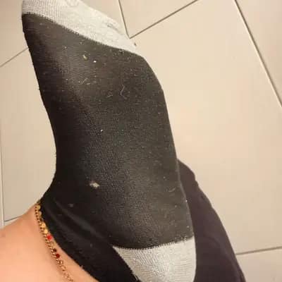 Getragene Socken mit kleinen Löchern