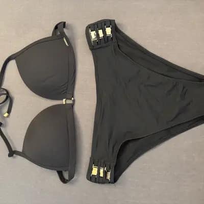 Schwarzes Bikini-Set mit Gold-Clips 💕 Zierlich getragen von Tiny Forbidden