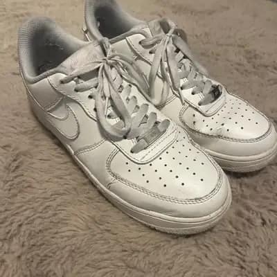 Weiße Nike sneaker lange getragen
