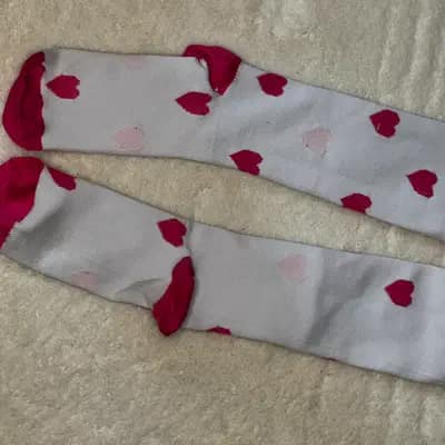 Weiße Herzchen-Socken – pinke Akzente & weiches Material