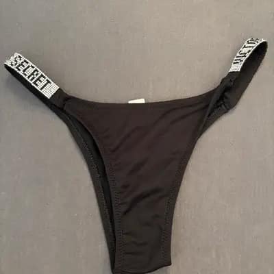 Schwarzer Tanga mit Strass-Logo