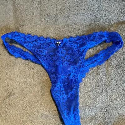 wunderschöner blauer Spitzen-Tanga