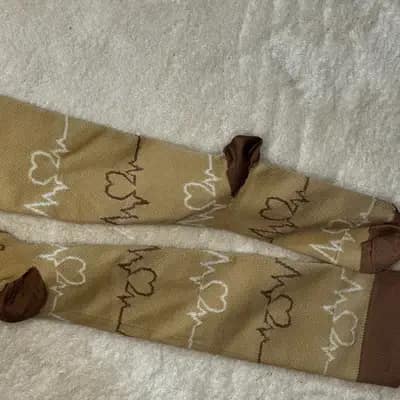 EKG-Herzen auf Beige – lange Socken, gepflegte Zehennägel