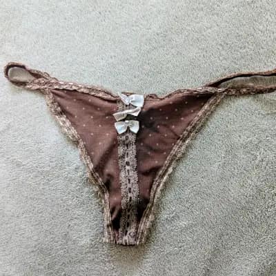 Brauner String mit Spitze und Schleifchen – Größe S – getragen