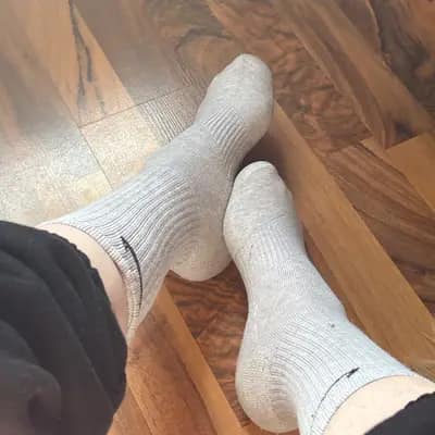 graue getragene nike socken
