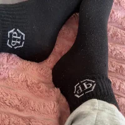 Frisch angezogen und noch ganz neu in ihrem Abenteuer 🖤🧦