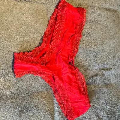 heißer roter Spitzen-Tanga