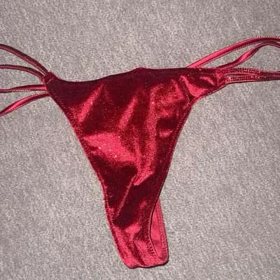 Roter Samt-Tanga 💕 + passender BH möglich ;)