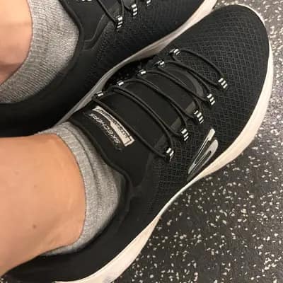 Schwarze Skechers, von mir persönlich beim Sport getragen. 🖤