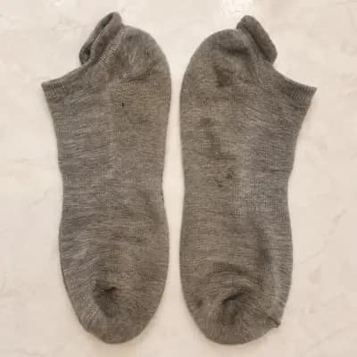 Getragene graue Socken – länger getragen