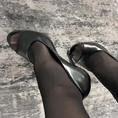 Getragene schwarze High Heels – persönlich getragen