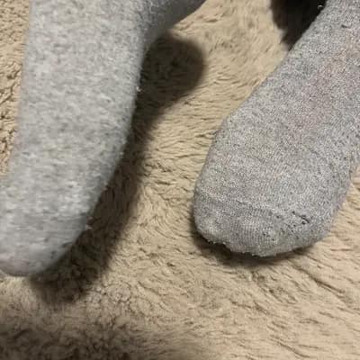 Graue getragen Socken