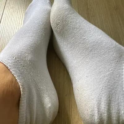 Getragene weiße Socken