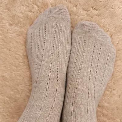 Getragene graue gerippte Socken mit Rüschentand Größe 38/39