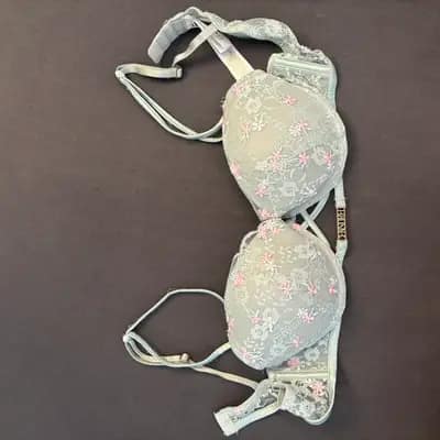 Hellblauer Spitzen-BH mit rosa Blumen