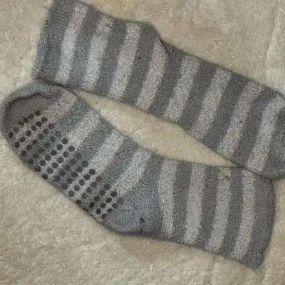Kuschelige graue Stufensocken mit Noppen unten