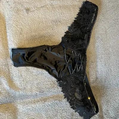 verführerischer schwarzer Spitzen-Tanga