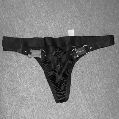 Schwarzer Satin-Tanga mit Metall-Details 💕