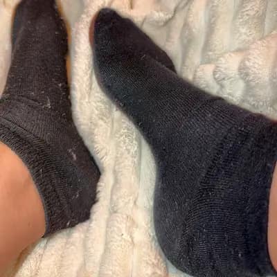 schwarze getragene socken