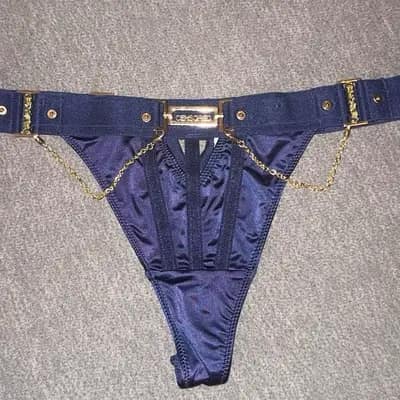 Dunkelblauer Tanga mit Goldketten 💕