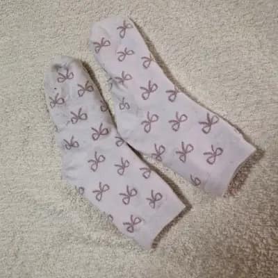 Weiche weisse Socken mit Schleifchen