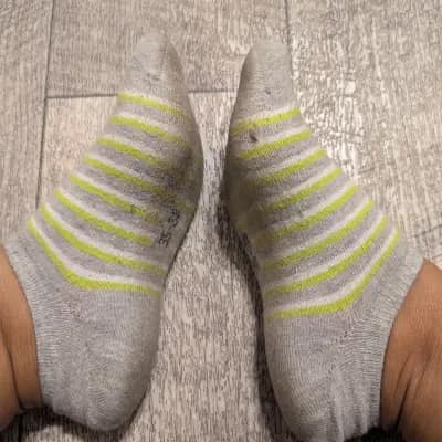 Getragene graue Socken mit grünen Streifen – sichtbar getragen – Gr. 35–38