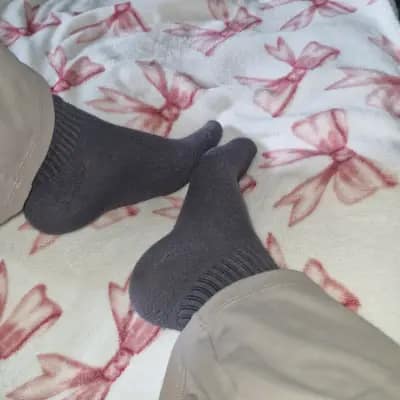 Dunkelgraue Sportsocken getragen