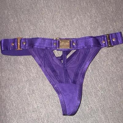 Lila Tanga mit Gold-Details + passender BH auch da ;)