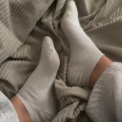 weiße getragene Sneaker Socken