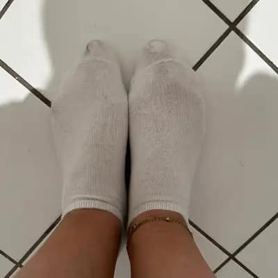 Weiße Sneakersocken - getragen über langen Arbeitstag & Sport 🤍