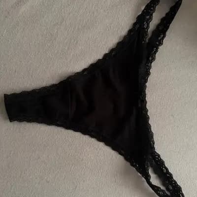 String schwarz mit Spitze