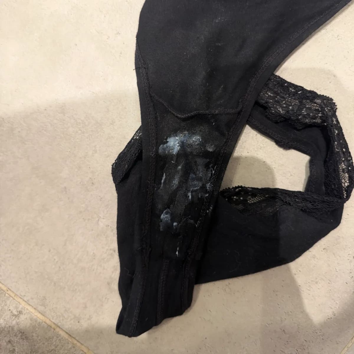 Sehr feuchter cremiger schwarzer pantie