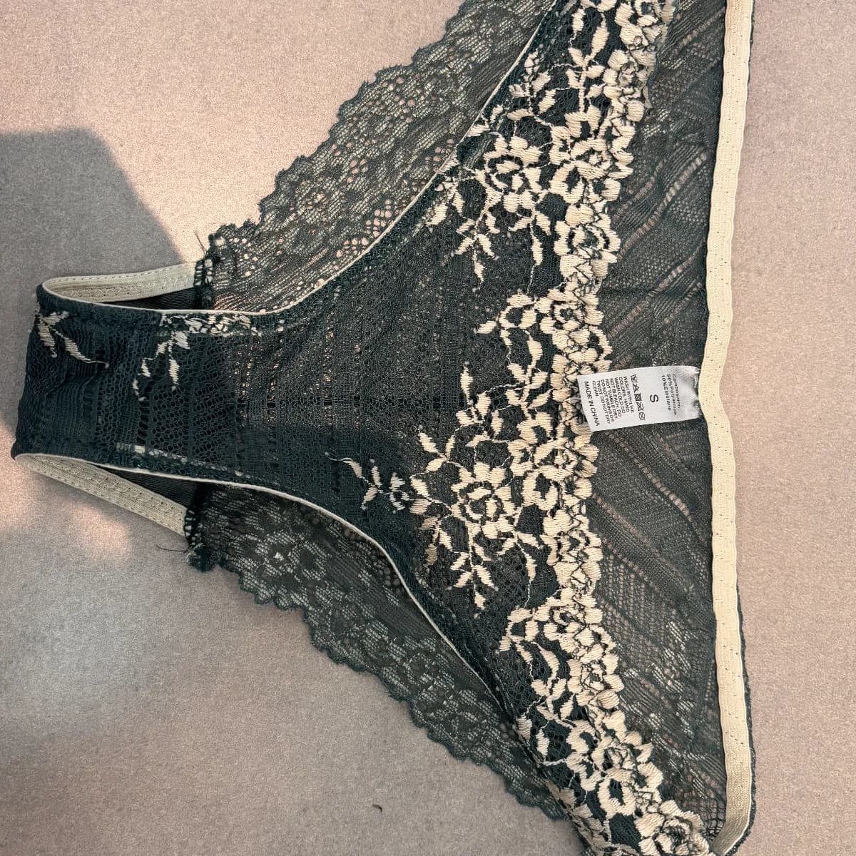 Dunkelgrün-beiger Spitzen-Slip Gr. S – persönlich getragen 🖤