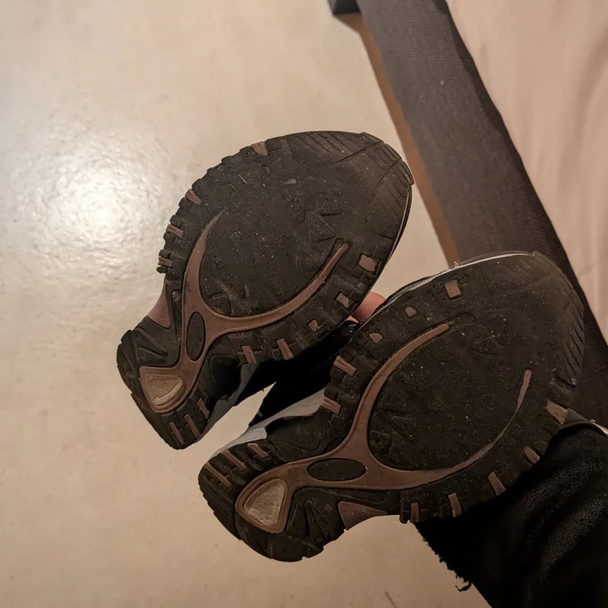 Getragene abgenutzte Turnschuhe in Größe 40
