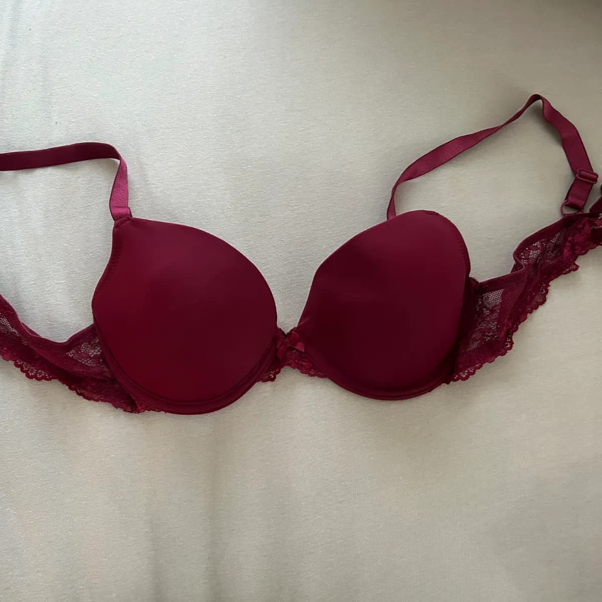 Roter Spitzen BH 🤤