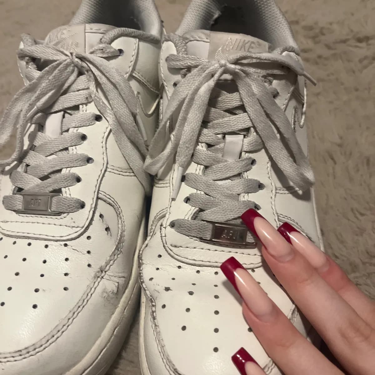 Weiße Nike sneaker lange getragen