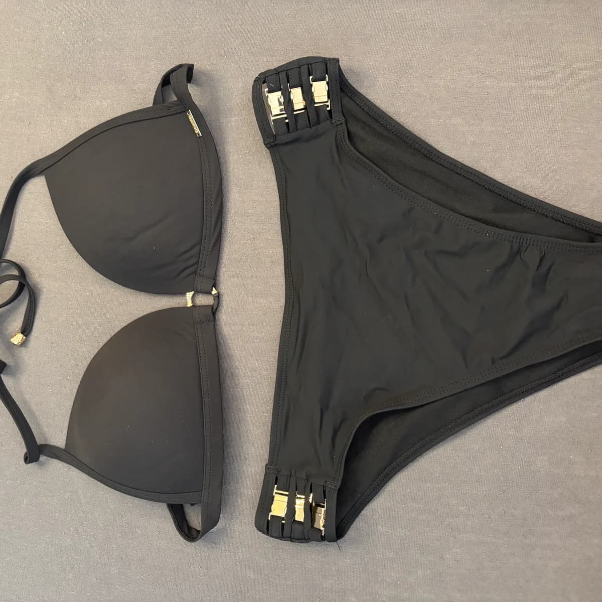 Schwarzes Bikini-Set mit Gold-Clips 💕 Zierlich getragen von Tiny Forbidden