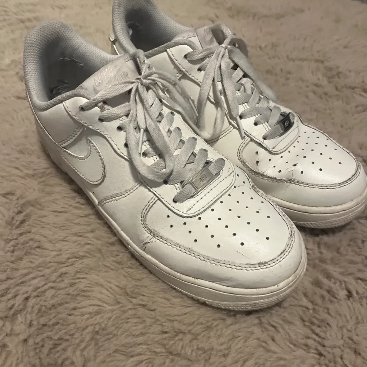 Weiße Nike sneaker lange getragen