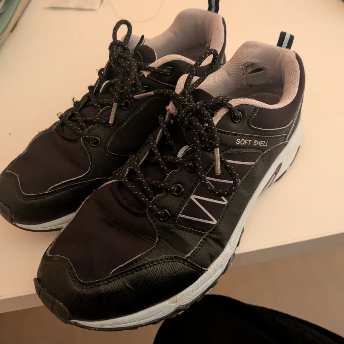 Getragene abgenutzte Turnschuhe in Größe 40