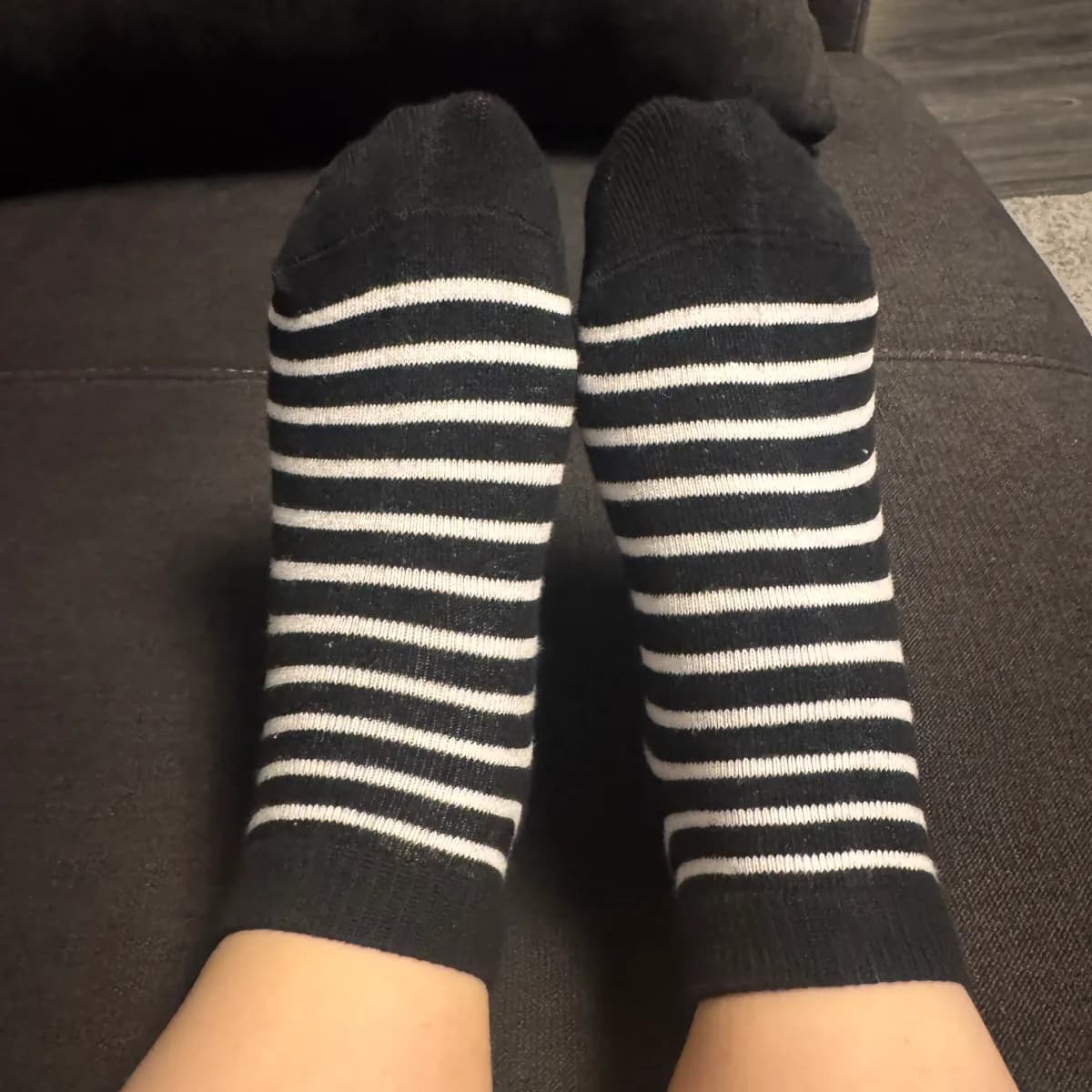 Schwarz-weiße Ringelsocken Gr. 38 – getragen