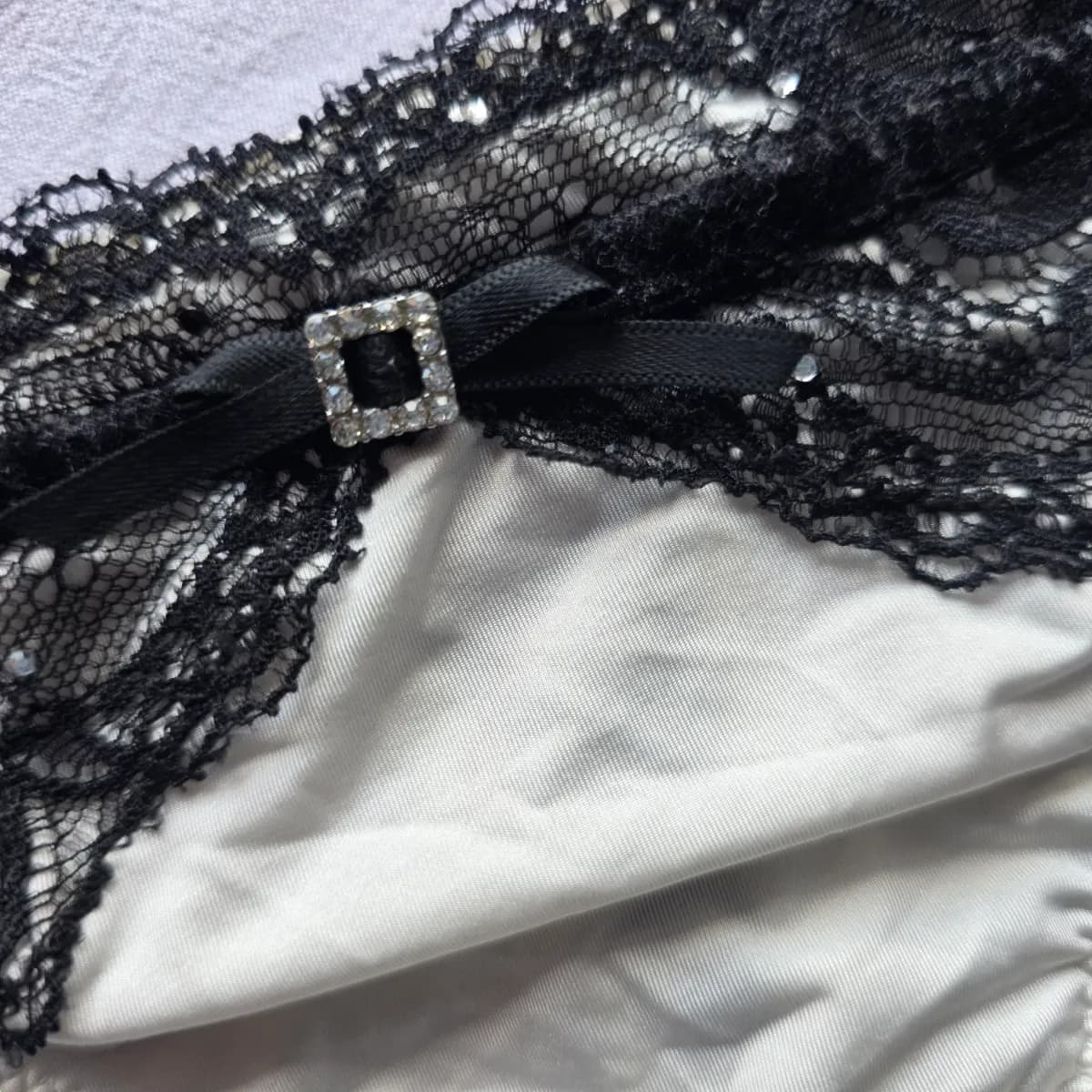 Black & White – verspielter Spitzen-String 🎀