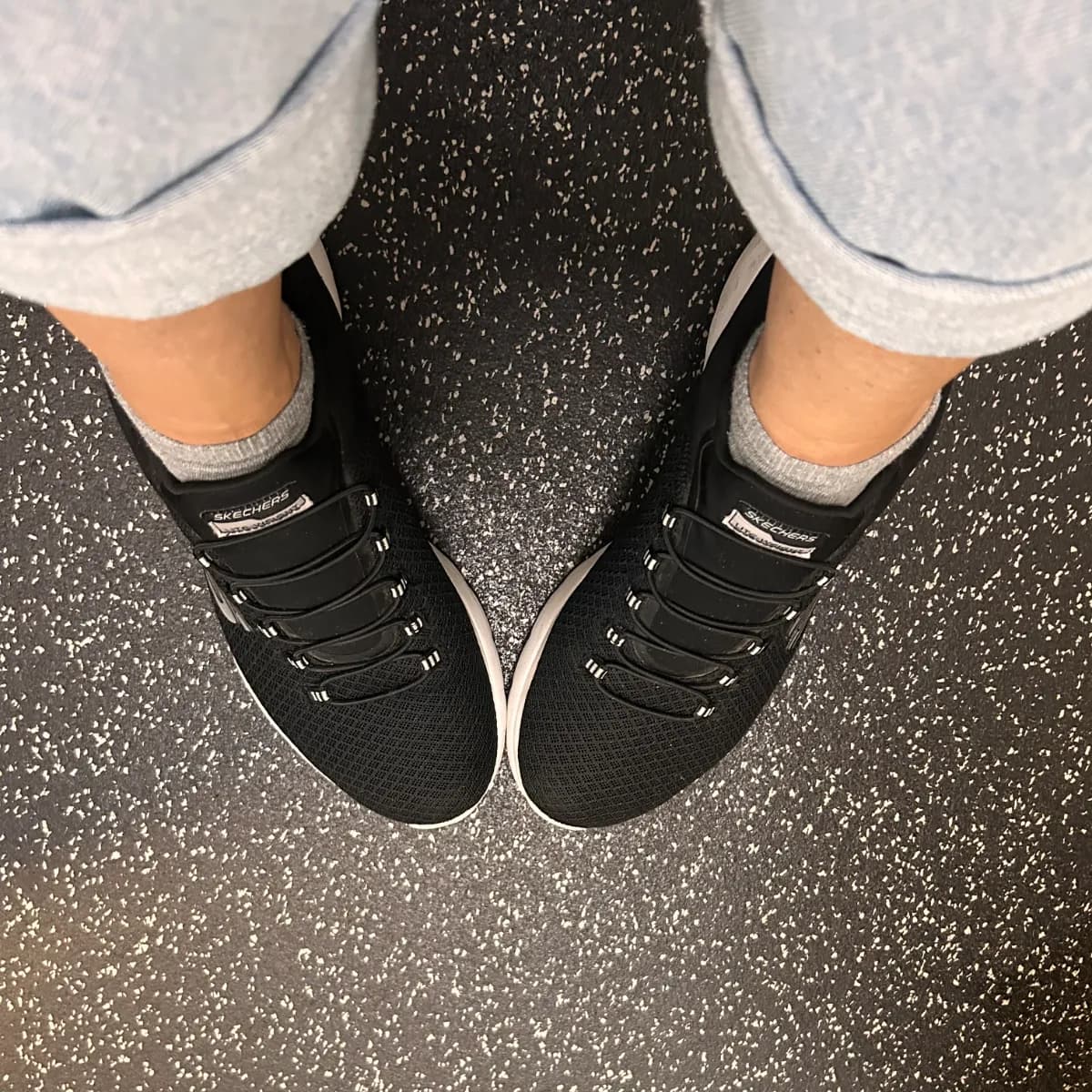 Schwarze Skechers, von mir persönlich beim Sport getragen. 🖤