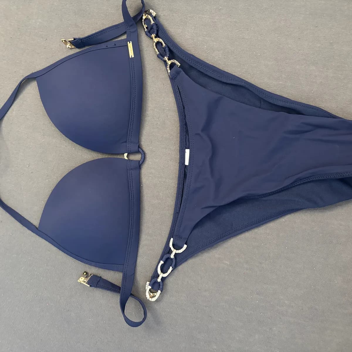 Navy Bikini mit Ketten-Details 💕 Elegant