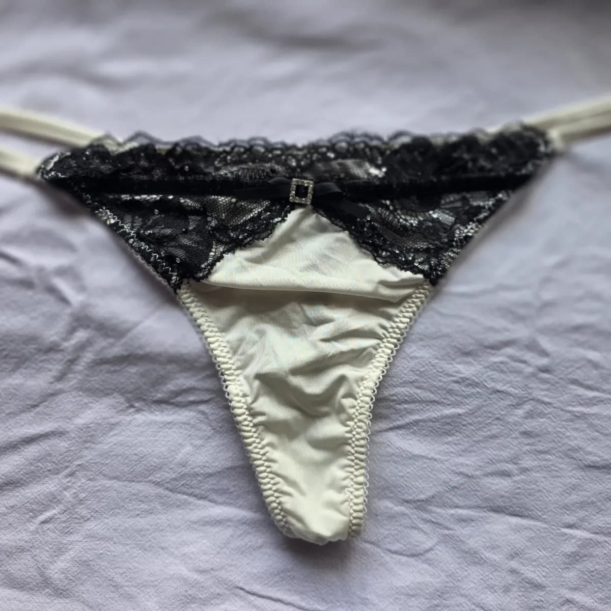 Black & White – verspielter Spitzen-String 🎀