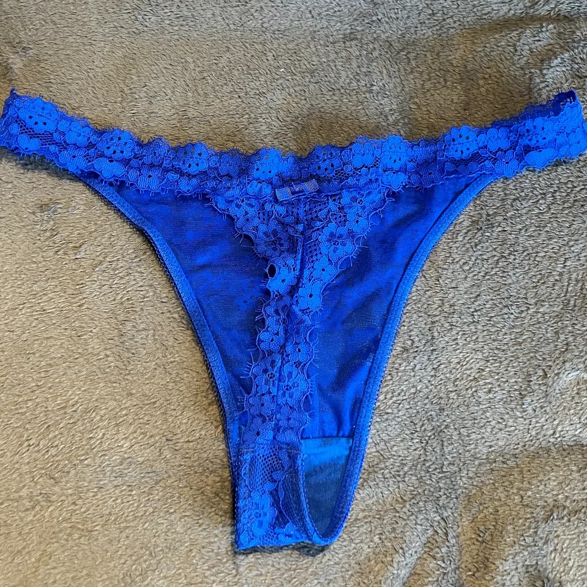 wunderschöner blauer Spitzen-Tanga