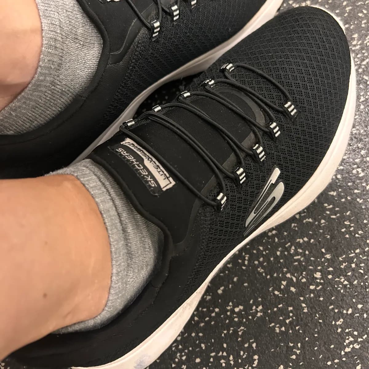 Schwarze Skechers, von mir persönlich beim Sport getragen. 🖤