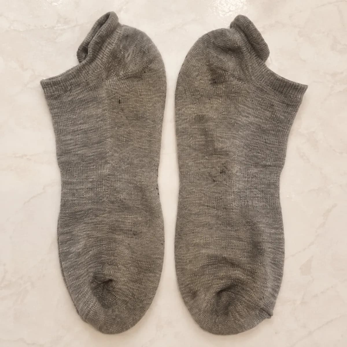 Getragene graue Socken – länger getragen