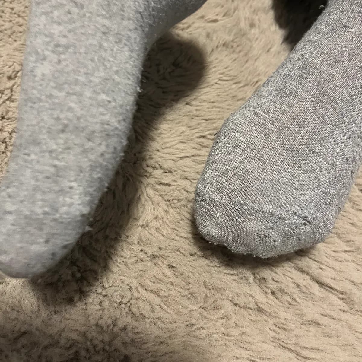 Graue getragen Socken