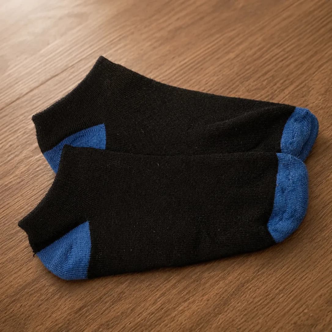 🖤 Schwarze Socken mit blauem Detail 💙